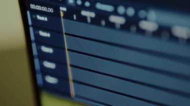 Video düzenleme için parçaya bir video klip yerleştiriliyor.