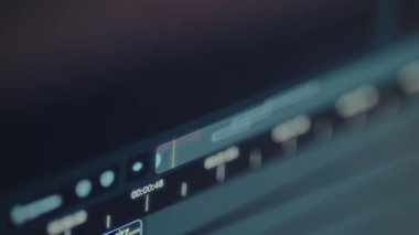 Bir zaman çizgisi ve seviye metre ile video düzenleme arayüzü.