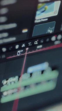 Bir video düzenleme yazılımından zaman çizelgesi ve düzenleme araçları.