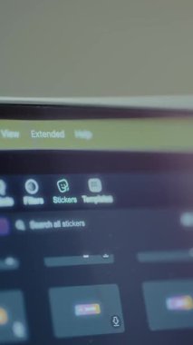 Video düzenleme yazılımı arayüzü içinde menü seçenekleri ve varlık türleri.