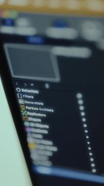 Görsel efektler için seçenekler listesi ve bir video düzenleme yazılımı arayüzü içinde yeni elementler oluşturulması.