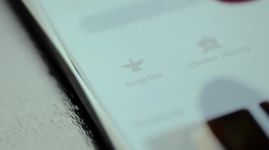Angelus akıllı telefon ekranında küçük kanatlı bir biblonun silueti.
