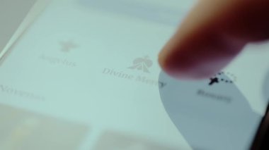 Angelus ve İlahi Merhamet geleneksel Katolik bağlılığı, cep telefonu uygulamasında okunabilir..