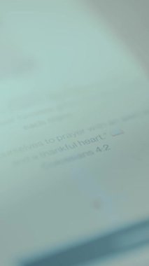 İncil dizelerini gösteren akıllı telefon ekranı.