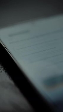 Cep telefonu ekranında gösterilen Childs yatma saati rutiniyle ilgili anket.