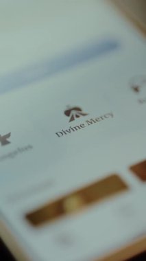 İlahi Merhamet Katolik bağlılığı akıllı telefon uygulamasında gösterildi.
