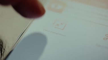 Video düzenleme uygulaması içinde makas simgesi ile video sıkıştırıcı fonksiyonu.