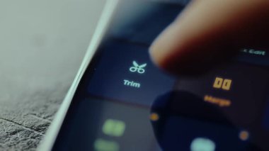 Video düzenleme için Trim seçenekli akıllı telefon ekranı.