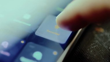 Akıllı telefon ekranında kayıt uygulaması simgesi.