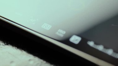 Akıllı telefon ekranında menü seçenekleri ve kamera ayarları.