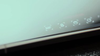 Ekrandaki bir dijital aygıt kamera arayüzü ile etkileşime giren kişi.