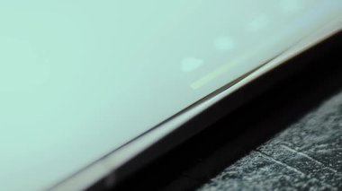 Otomatik Beyaz Denge seçeneğini akıllı telefon ekranından dinleyen kişi.