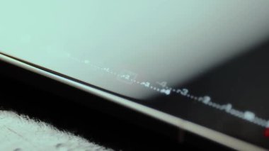 Akıllı telefon ekranındaki pozlama ayarını değiştiren kişi.