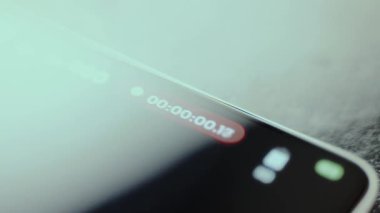 Kayıt işlevini kaydeden kişi, zaman sayacı aktif bir kayıt önerir.