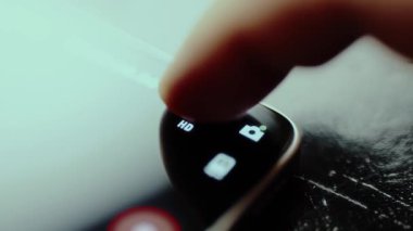 Video kaydı için çözünürlüğü ayarlar ve kamera simgesine dokunur.