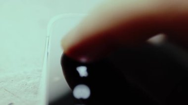 Finger akıllı telefon ekranında bir kamera simgesine dokunuyor.