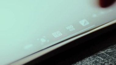 Parmak akıllı telefon ekranında otomatik odaklama kipini tıklatır.