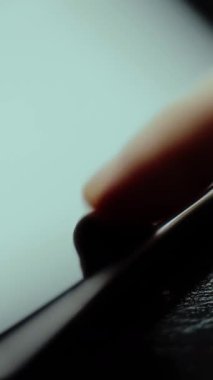 Kişi akıllı telefon ekranındaki kamera menüsünü inceliyor.