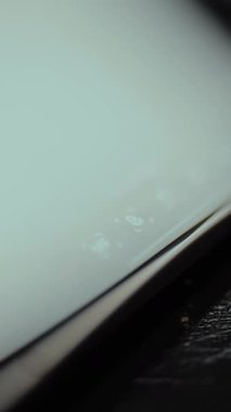 Otomatik odaklama işlevini akıllı telefon ekranından dinleyen kişi.