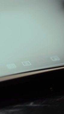 Cep telefonu ekranındaki kamera ayarları için Otomatik Odaklanma simgesini tıklatır.