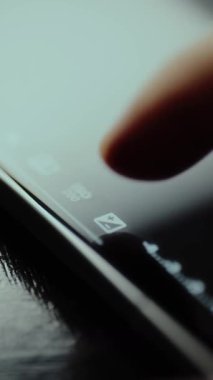 Şahıs akıllı telefon kamerasına maruz kalma durumunu ayarlıyor..