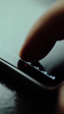 Şahıs, akıllı telefon kamerasındaki görüntüyü azaltıyor..