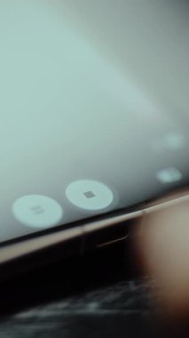 Cep telefonu ekranındaki kayıt düğmesine dokunur.