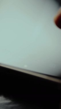 Akıllı telefon ekranında kamera ayarı simgeleriyle etkileşen kişi.