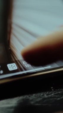 Kamera ISO 'sunu cep telefonu ekranındaki 800 değerine değiştirir.