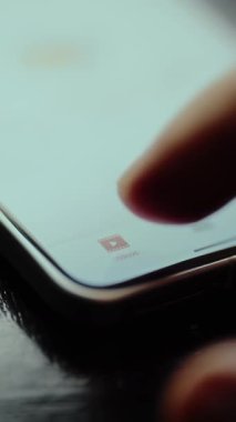 Video kategorisini bir film şeridi simgesi ile gösteren akıllı telefon ekranı.