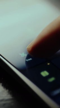 Parmak bir video düzenleme uygulaması içinde Trim fonksiyonunu tıklatır.