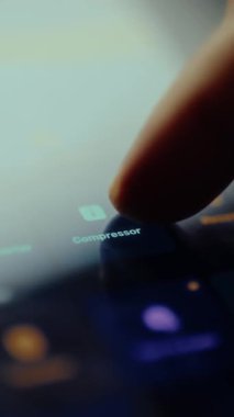 Parmak, bir video düzenleme uygulaması içinde Kompresör fonksiyonunu tıklatır.