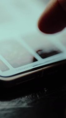 Cep telefonu ekranında resimleri olan bir galeri açılıyor..