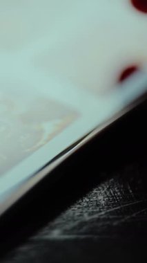 Kişi akıllı telefon uygulamasındaki film listesini tarıyor..