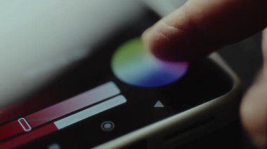 Parmak dairesel renk seçim alanına dokunuyor, yaratıcı uygulama.