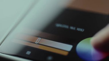 Dikey renk ve parlaklık kaydıracı ile yaratıcı uygulama arayüzü, dairesel renk spektrumunda bir renk seçer.