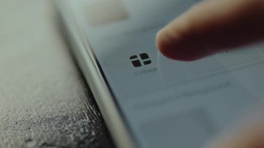 Simge Kolajı ile mobil uygulama, fotoğraf kolajları oluşturuluyor.