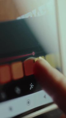 Akıllı telefon ekranında arkaplan için dijital renk paletinden renk seçmek.