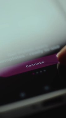 Dijital arayüzde düğmeye devam et, parmak düğmenin üzerinde geziniyor.