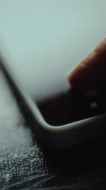 Parmak bir fotoğraf düzenleme uygulaması içinde Şablon seçeneğini tıklatmak üzere.