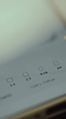 Yaratıcı bir uygulama içerisindeki farklı kağıt boyutları seçenekleri görüntüleniyor.