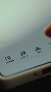 Bir tasarım uygulamasında resimleri yönetmek için seçenekleri olan menü.