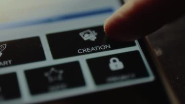 Yeni bir tasarım projesi için üzerinde yaratım etiketi bulunan bir düğmeye parmak bas.