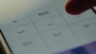 Kullanıcı, galeriyi çeşitli yazı tipi biçimleriyle kaydırıyor.