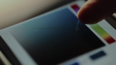 Ekrana dokunan parmak gradyan renk alanı içinde bir renk seçiyor.