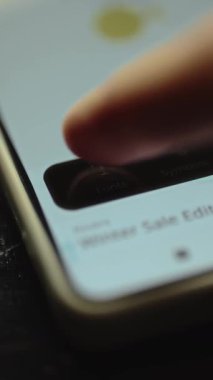 Parmak bir metin düzenleme uygulaması içinde Yazı Tipi seçeneğini tıklatır.