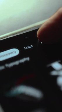 Bir tasarım uygulaması içinde logo seçeneği, kişiselleştirilmiş bir logo oluşturulması.