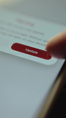 Parmak, akıllı telefon ekranındaki kırmızı düğmeye basmak üzere.