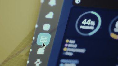 İşlemci kullanımı ve diğer ölçümleri gösteren sistem izleme uygulaması.