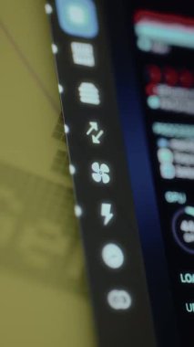 Bilgisayar ekranındaki bir yazılım uygulamasından dikey araç çubuğu.